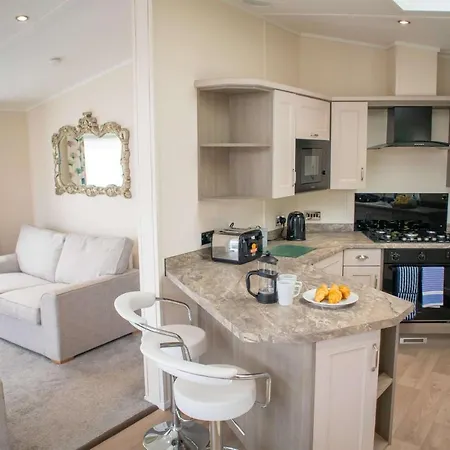 Penny With Hot Tub Villa