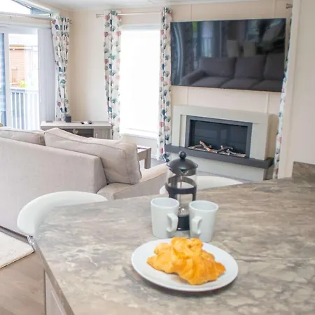 Penny With Hot Tub Willa Malton