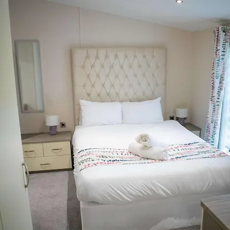 Willa Penny With Hot Tub