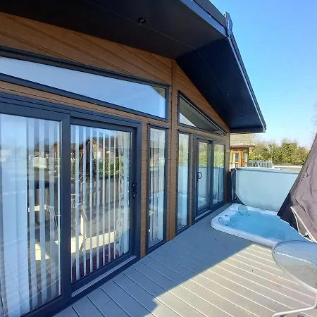 Penny With Hot Tub *